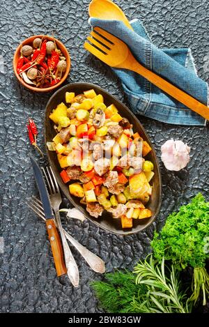 verdure fritte con funghi e polpette Foto Stock