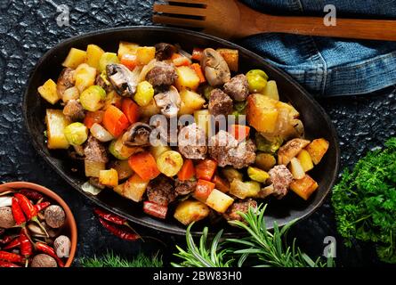 verdure fritte con funghi e polpette Foto Stock
