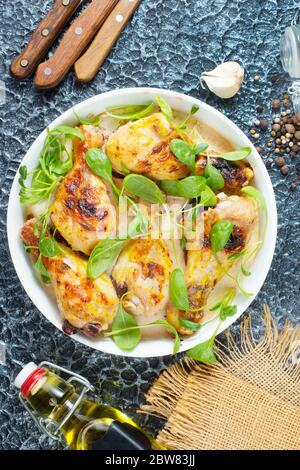 cosce di pollo sul piatto, cosce di pollo fritte con spinaci Foto Stock