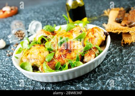 cosce di pollo sul piatto, cosce di pollo fritte con spinaci Foto Stock