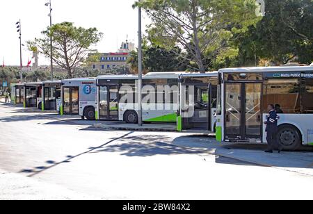 VALLETTA, MALTA - 10 NOVEMBRE 2019: Una fila di veicoli verdi e bianchi per il trasporto pubblico di Malta allineati al capolinea degli autobus di Valletta Foto Stock