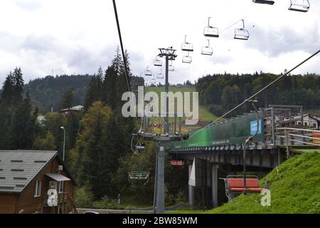 Funivia di montagna la funivia attraversa la cima dei famosi Carpazi di Table Mountain Foto Stock