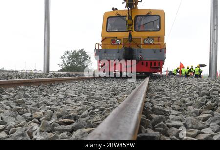 (200530) -- STARA PAZOVA, 30 maggio 2020 (Xinhua) -- Foto scattata il 30 maggio 2020 mostra il cantiere della ferrovia Belgrado-Budapest a Stara Pazova, Serbia. La ferrovia Belgrado-Budapest è di enorme importanza per le relazioni Cina-Serbia, il tenore di vita dei cittadini e il flusso di merci, ha dichiarato sabato il presidente serbo Aleksandar Vucic, esprimendo soddisfazione per i progressi compiuti finora dai lavori di costruzione. (Dimitrije Gol/Ufficio del Presidente serbo/Handout via Xinhua) Foto Stock