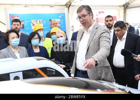 (200530) -- STARA PAZOVA, 30 maggio 2020 (Xinhua) -- il presidente serbo Aleksandar Vucic (fronte) vede i modelli dei treni ad alta velocità nel cantiere della ferrovia Belgrado-Budapest a Stara Pazova, Serbia, il 30 maggio 2020. La ferrovia Belgrado-Budapest è di enorme importanza per le relazioni Cina-Serbia, il tenore di vita dei cittadini e il flusso di merci, ha dichiarato sabato il presidente serbo Aleksandar Vucic, esprimendo soddisfazione per i progressi compiuti finora dai lavori di costruzione. (Dimitrije Gol/Ufficio del Presidente serbo/Handout via Xinhua) Foto Stock