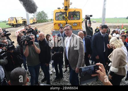 (200530) -- STARA PAZOVA, 30 maggio 2020 (Xinhua) -- il presidente serbo Aleksandar Vucic (fronte, C) ispeziona il cantiere della ferrovia Belgrado-Budapest a Stara Pazova, Serbia, il 30 maggio 2020. La ferrovia Belgrado-Budapest è di enorme importanza per le relazioni Cina-Serbia, il tenore di vita dei cittadini e il flusso di merci, ha dichiarato sabato il presidente serbo Aleksandar Vucic, esprimendo soddisfazione per i progressi compiuti finora dai lavori di costruzione. (Dimitrije Gol/Ufficio del Presidente serbo/Handout via Xinhua) Foto Stock