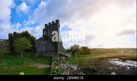 Torres del Oeste abbandonò la chiesa medievale in Galizia, Spagna Foto Stock