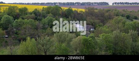 Case del villaggio antico sul pendio tra gli alberi. Foto Stock
