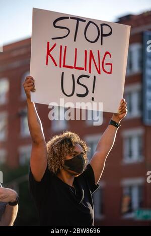 Dallas, Texas, Stati Uniti. 29 maggio 2020. I manifestanti si portano per le strade di Dallas, partendo dalla stazione di polizia di Dallas su South Lamar Street. Il protestante iniziò a marcare attraverso le strade di Dallas cantando '' TREAR IT Down'' e G. Floyd. Su Griffith Street, un piccolo gruppo di dimostranti ha iniziato a distruggere i veicoli della polizia e a fronteggiare il Dallas PD. La polizia di Dallas ha risposto alla folla arrabbiata con gas lacrimogeno. Credit: Chris Rusanowsky/ZUMA Wire/Alamy Live News Foto Stock