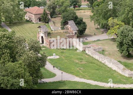 Belgrado, Serbia - 12 maggio 2020: Parco Kalemegdan, la sua città bassa con rovine di epoca romana e medievale, e resti di porta Carlo VI, dal 1736, Foto Stock