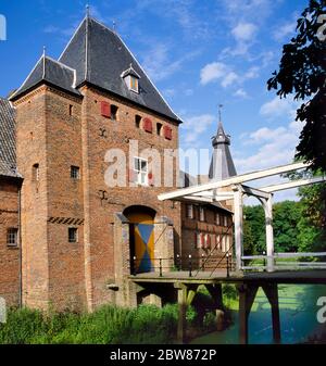 Ingresso con ponte levatoio del castello di Doorwerth a Doorwerth, Paesi Bassi Foto Stock