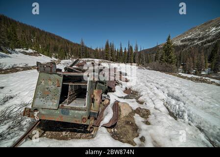 Rovine minerarie abbandonate vicino a St Elmo e Hancock, Colorado, città fantasma in inverno Foto Stock