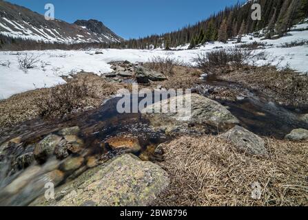 Chalk Creek vicino alle città fantasma di St Elmo e Hancock sul sentiero del lago Hancock nella contea di Chaffee, Colorado, con rocce Monument in background Foto Stock