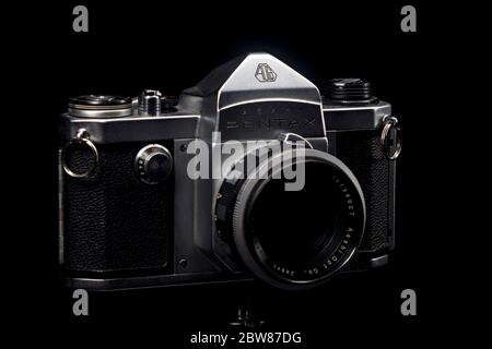 Reflex Pentax Film vintage 1950 35mm su sfondo nero che si fonde in Ombre Foto Stock