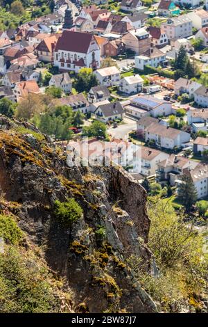 Vista ad alto angolo dai Rotenfels di Bad Muenster am Stein Ebernburg con rocce in primo piano Foto Stock