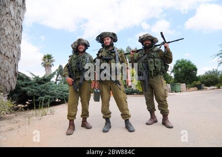 sud israele 17 luglio 2014 soldati israeliani nel kibbutz vicino al confine con gaza durante un conflitto Foto Stock