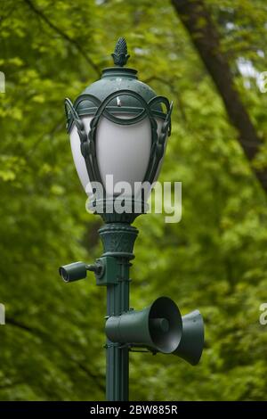 Lanterna d'epoca con telecamera di sorveglianza nel parco pubblico, messa a fuoco selettiva Foto Stock