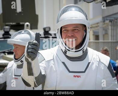 Cape Canaveral, Stati Uniti d'America. 30 maggio 2020. L'astronauta della NASA Robert Behnken, a destra, indossa il suo spaceX, dà un pollice in su mentre parte dal Neil Armstrong Operations e Checkout Building per il complesso di lancio 39A per il lancio della missione Demo-2 al Kennedy Space Center 30 maggio 2020 Cape Canaveral, in Florida. Gli astronauti faranno un secondo tentativo di lancio nel primo lancio commerciale che porterà gli astronauti alla Stazione spaziale Internazionale. Credit: Bill Ingles/NASA/Alamy Live News Foto Stock