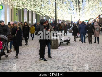Mosca, Russia - 2 gen. 2019 Nikolskaya - strada pedonale nel centro della città Foto Stock