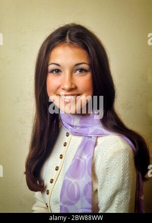 1970 RITRATTO DI SORRIDENTE ADOLESCENTE RAGAZZA GUARDANDO FOTOCAMERA CON LUNGHI CAPELLI SCURI E GLI OCCHI CHE INDOSSANO SCIARPA LAVANDA AL COLLO - KG4648 HAR001 HAR001 STILE COLLO SODDISFATTO GIOIA STILE DI VITA FEMMINE STUDIO SHOT SALUTE CASA VITA COPIA SPAZIO SIGNORE PERSONE CURA ADOLESCENTE RAGAZZA LAVANDA OCCHIO CONTATTO BRUNETTE FELICITÀ TESTA BENESSERE E SPALLE STILI ALLEGRI E L'ORGOGLIO SORRIDE GIOIOSO STILE TEENAGED MODA GIOVANI ETNIA CAUCASICA HAR001 VECCHIO STILE Foto Stock