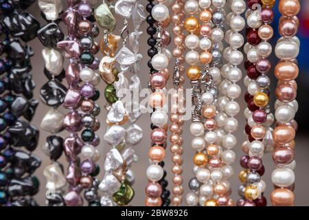 Varie perline colorate nel mercato. Sfondo di un colorato Collana fatta di pietre preziose e di perle colorate. Semi-preziosi gioielli. Foto Stock