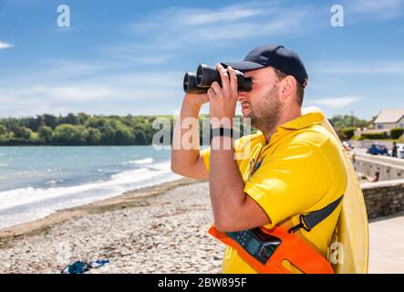 Fountaintown, Cork, Irlanda. 30 maggio 2020. Senior Lifeguard James o' Mahoney tiene d'occhio le persone che nuotano in una calda giornata estiva a Fountastown, Co. Cork, Irlanda. Il tempo per la festa di banca sta andando essere caldo e soleggiato con le temperature da essere fra 22-26 gradi celsius. - credito; David Creedon / Alamy Live News Foto Stock