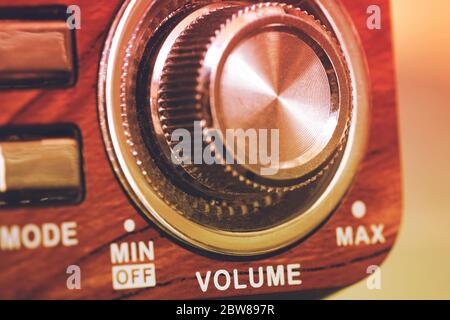 Primo piano del pulsante di controllo del volume sulla radio vintage Foto Stock