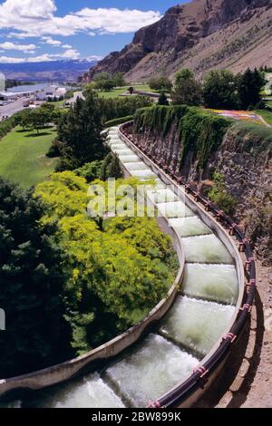 SCALA DI PESCE SALMONE ANNI 2000 PRESSO LA DIGA ROCKY REACH DAM SUL FIUME COLUMBIA WASHINGTON STATE USA - KR120007 LGA001 HARS WA Foto Stock