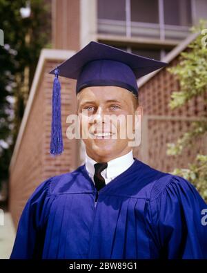 RITRATTO DEGLI ANNI '50 SORRIDENTE SCUOLA SUPERIORE LAUREANDOSI SENIOR INDOSSANDO BERRETTO BLU LUMINOSO E ABITO - KS1069 HAR001 HARS SODDISFAZIONE CELEBRAZIONE DIPLOMA SALUTE COPIA SPAZIO PERSONE ISPIRAZIONE MASCHI ADOLESCENTE RAGAZZO LAUREARSI FIDUCIA OCCHIO CONTATTO OBIETTIVI SCUOLE SUCCESSO SOGNI FELICITÀ TESTA LUMINOSA E SPALLE UNIVERSITÀ ED ECCITAZIONE BELLO ORGOGLIO OPPORTUNITÀ ALTA SCUOLA SCUOLE SUPERIORI SCUOLE SUPERIORI MORTARBOARD GIOVANI ADULTI UOMO GIOVANE AZZURRO OCCHI CAPPUCCIO E ABITO CAUCASICO ETNIA HAR001 VECCHIO STILE Foto Stock