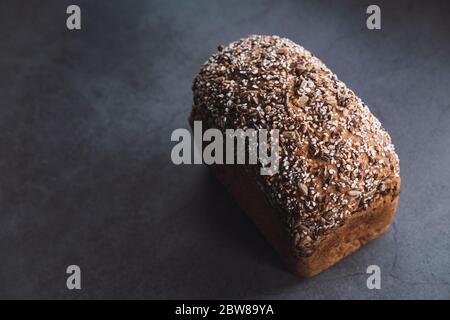 Pane sano multi seme su fondo di cemento. Foto Stock