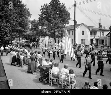 1950S QUARTO DI LUGLIO PARADE SMALL TOWN AMERICA MARCHING BAND MOUNT JOY PENNSYLVANIA USA - P927 HEL001 HARS FLAGS LAVORO DI SQUADRA MARCIA GIOIA STILE DI VITA SANO MUSICISTA CELEBRAZIONE FOLLE FEMMINE ASSEMBLEA RURALE CASA VITA NAZIONALE STATI UNITI COPIA SPAZIO AMICIZIA FULL-LENGTH SIGNORE MASSA PERSONE ISPIRAZIONE QUARTO STATI UNITI D'AMERICA MASCHI INTRATTENIMENTO AMERICANA SPETTATORI B&W GATHERING NORTH AMERICA LIBERTÀ FELICITÀ NORD AMERICA ALTA ANGOLO RICREAZIONE ORGOGLIO 1776 MARZO STRUMENTO MUSICALE STELLE E STRISCE PICCOLA CITTÀ COOPERAZIONE MT. ROSSO BIANCO E BLU TRONA DI PARTECIPAZIONE AL TOGETHERNESS Foto Stock