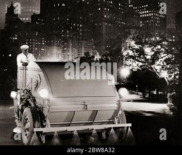 1940S UOMO ANONIMO OPERAIO DI IGIENE OPERANTE STRADALE RAZIONALIZZATO SPAZZATRICE DI STRADA DI NOTTE SU STRADA NEL PARCO CENTRALE NEW YORK CITTÀ STATI UNITI - Q45403 CPC001 HARS LAVORI STATI UNITI COPIA SPAZIO A LUNGHEZZA INTERA PERSONE ISPIRAZIONE STATI UNITI D'AMERICA MASCHI MECCANICI B&W NORD AMERICA OBIETTIVI NORD AMERICA BLU COLLETTO ABILITÀ PROFESSIONE MANUALE SERVIZIO CLIENTI ESTERNI BASSO ANGOLO POTENTE PROGRESSO INNOVAZIONE LAVORO ORGOGLIO LAVATRICI OCCUPAZIONE NYC OCCUPAZIONI SPAZZATRICE CONNESSIONE RAZIONALIZZATA NEW YORK CITTÀ DI NEW YORK SERVIZI IGIENICI DIPENDENTI COOPERAZIONE COMMERCIALE METÀ ADULTI MID-ADULT UOMO DI PRECISIONE SOLUZIONI Foto Stock