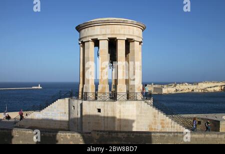 GIARDINI DI LOWER BARRAKKA, VALLETTA, MALTA - 16 NOVEMBRE 2019: Memoriale della Guerra della Campana d'assedio. Costruito nel 1992 per commemorare il coraggio del pisello maltese Foto Stock