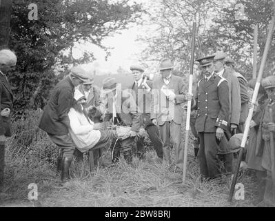 Dopo 21 anni , l'antica usanza di battere i limiti ha ravvivato datchet urlando un vecchio rustico che rappresenta 1827 quando l'abitudine è stata osservata per la prima volta, sul confine dichiara 30 settembre 1925 Foto Stock