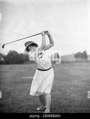 Preparandosi per il campionato di golf delle ragazze a Stoke Poges Miss Phyllis Strohmenger, guidando 14 settembre 1923 Foto Stock