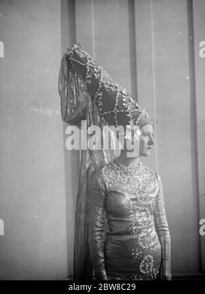 Concorso di ' amanti di tutte le età' al nuovo teatro . La sig.na Baba Beaton come' Heloise' , che indossa un discorso impressionante . 6 maggio 1927 Foto Stock