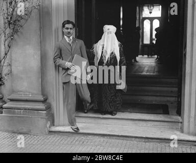 Begum di Bhopal parte per l'India dopo aver abdicato a favore di suo figlio . La Begum di Bhopal con il nuovo sovrano alla porta di Belmont House , Parkside , Wimbledon , poco prima della loro partenza . 19 maggio 1926 Foto Stock