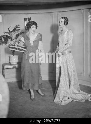 Concorso di amanti di tutte le età al nuovo teatro . Lady Loughborough come Beatrice e la signora Seeley come nell Gwynne . 6 maggio 1927 Foto Stock