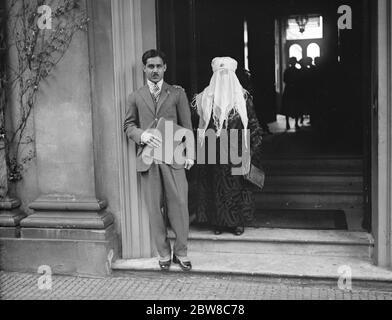 Begum di Bhopal parte per l'India dopo aver abdicato a favore di suo figlio . La Begum di Bhopal con il nuovo sovrano alla porta di Belmont House , Parkside , Wimbledon , poco prima della loro partenza . 19 maggio 1926 Foto Stock