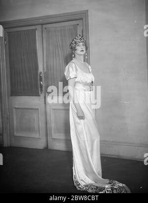 Concorso di amanti di tutte le età al nuovo teatro . Lady Wodefouso come l'imperatrice Josephine . 6 maggio 1927 Foto Stock