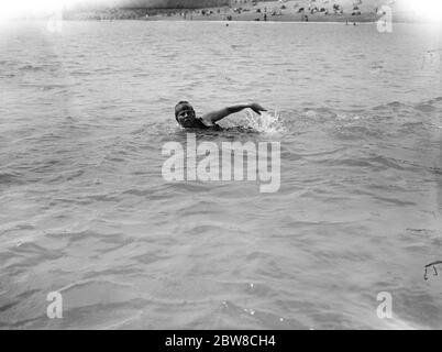 La signora Corson , che deve cercare di nuotare nel canale , allenarsi a dover . 23 agosto 1926 Foto Stock