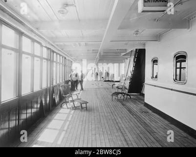 Prince of Wales e Prince George in viaggio in Canada come passeggeri ordinari di prima classe. Su imperatrice d'Australia . Il ponte della passeggiata guardando a poppa . 22 luglio 1927 Foto Stock