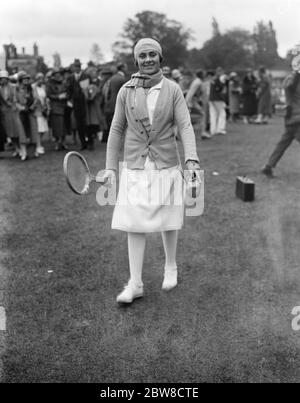 Campionati di tennis sul prato Kent a Beckenham . Senorita d' Alvarez camminando verso i campi. 8 giugno 1926 Foto Stock