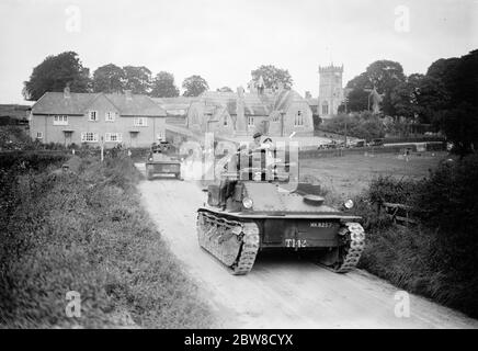 Grande esercito meccanico sulla pianura di Salisbury . Due enormi carri armati che attraversano Collingbourne Ducies sulla loro strada verso la parte anteriore . 19 agosto 1927 Foto Stock