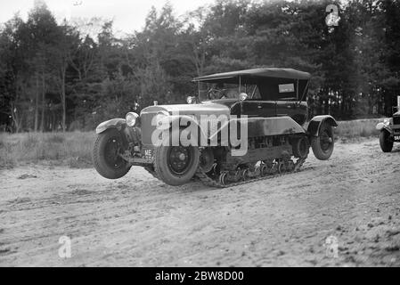 I visitatori della conferenza degli uffici coloniali vedono la dimostrazione degli uffici di guerra dei veicoli di trasporto di fondo ad Aldershot . Auto da ricognizione . Personale sperimentale auto , ruote e pista combinate . 21 maggio 1927 Foto Stock