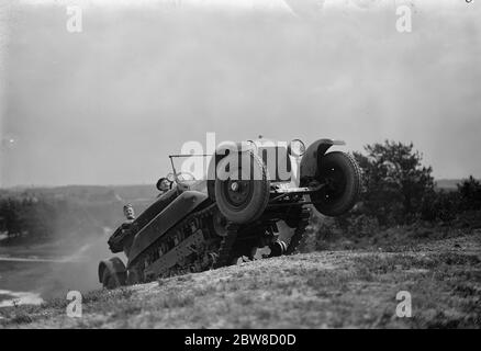 I visitatori della conferenza degli uffici coloniali vedono la dimostrazione degli uffici di guerra dei veicoli di trasporto di fondo ad Aldershot . Auto da ricognizione . 21 maggio 1927 Foto Stock