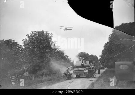 Grande esercito meccanico sulla pianura di Salisbury . Un attacco aereo alla colonna dell'esercito meccanicalizzato che fu trattenuto a causa dell'insufflazione della strada . Il nuovo fucileria reale Self Propelled Gun montaggio con un 18 passerini è visto sparare sui bombardieri . 19 agosto 1927 Foto Stock