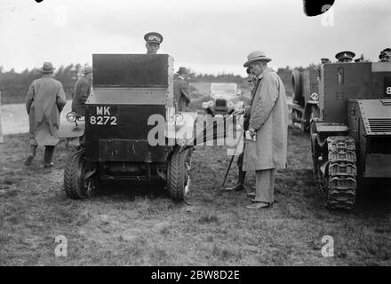 I visitatori della conferenza degli uffici coloniali vedono la dimostrazione degli uffici di guerra dei veicoli di trasporto di fondo ad Aldershot . 21 maggio 1927 Foto Stock