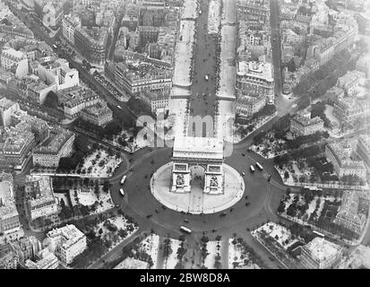 Parigi vista dall'aria . Mostrando la Place de l'Etoile . 2 novembre 1928 Foto Stock