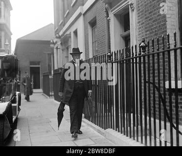 La prima riunione del gabinetto al n. 10 di Downing Street dopo le festività. Arrivo di Lord Cushenden . 24 settembre 1928 Foto Stock