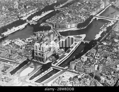 Parigi vista dall'aria . Mostrando in primo piano , l' Ile de la City e Notre Dame , con l' Ile St Louis oltre . 2 novembre 1928 Foto Stock